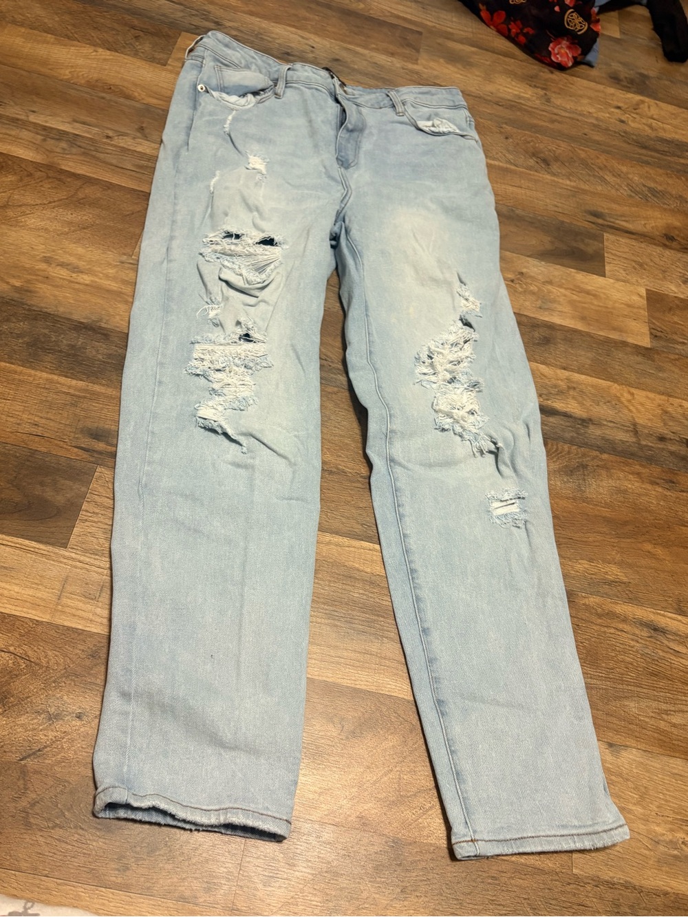 Fashion Nova Women’s Size 18 Light Wash Distressed Ripped Jeans Stretch Denim